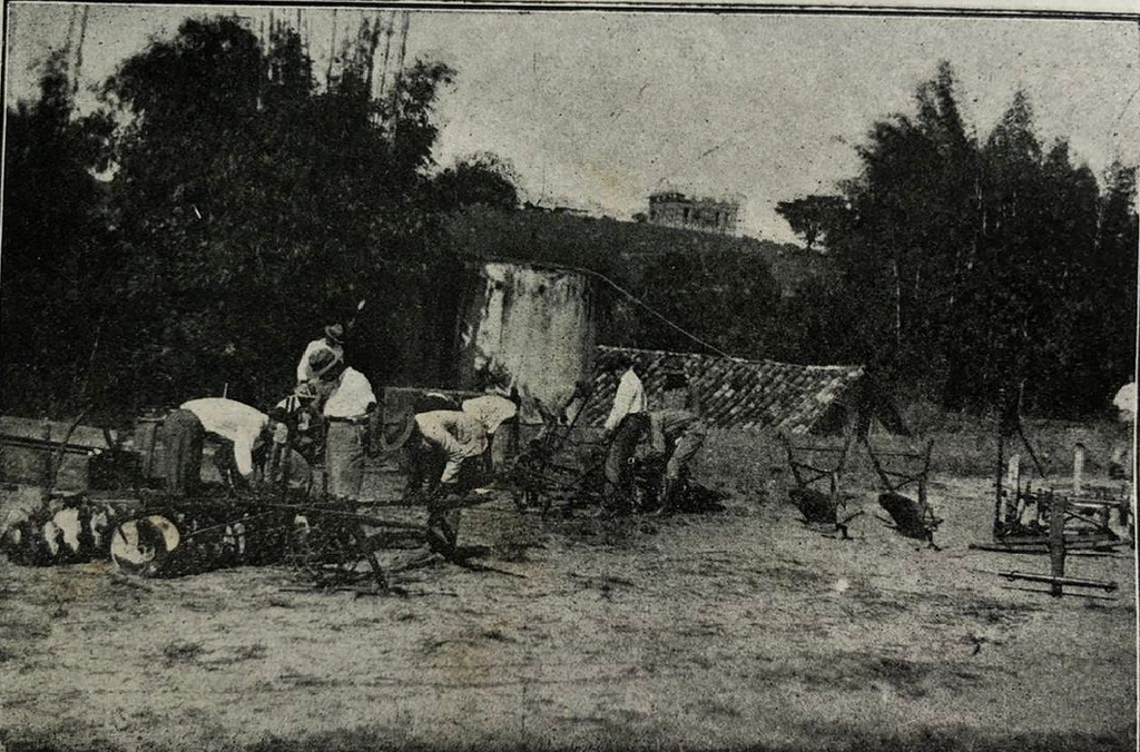 Alunos montando maquinas na área de lavoura da fazenda - 1920