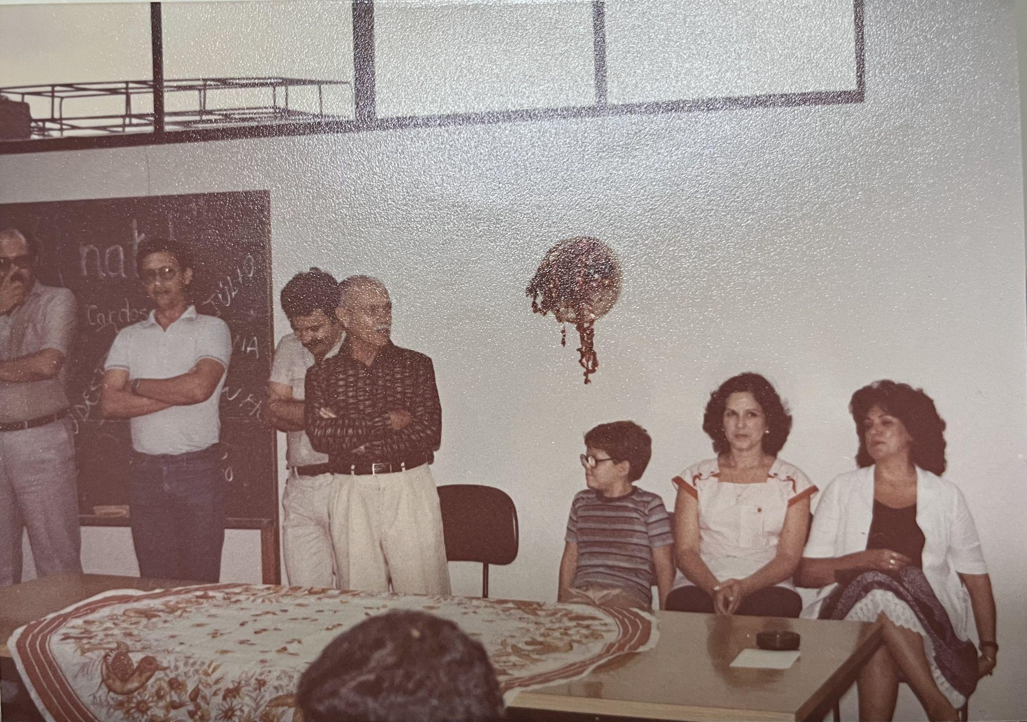 Alguma cerimônia, Natal. Prof. Márcio, xx, xx, Prof. Weber, xx, Berenice (esposa do prof. Igor), Luiza (esposa do prof. Márcio).