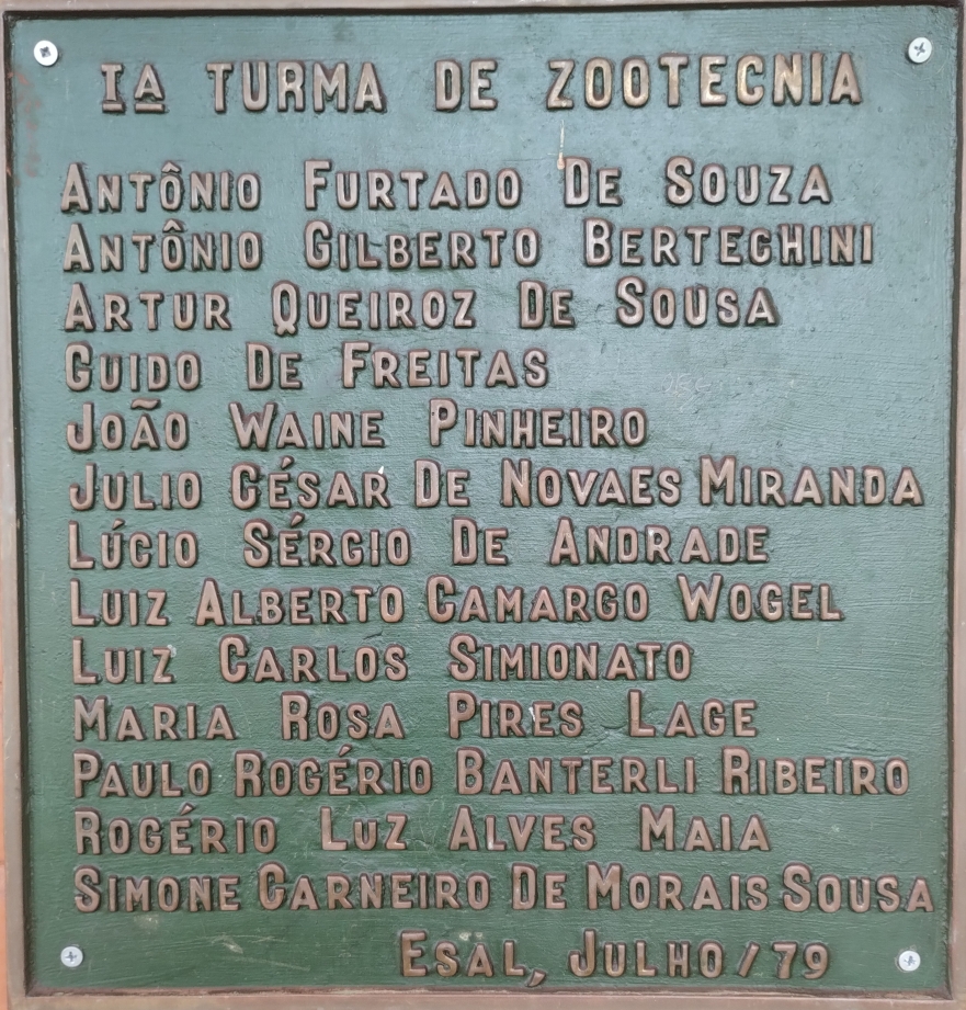 placa-comemorativa-da-primeira-turma-de-zootecnistas-formados-na-esal